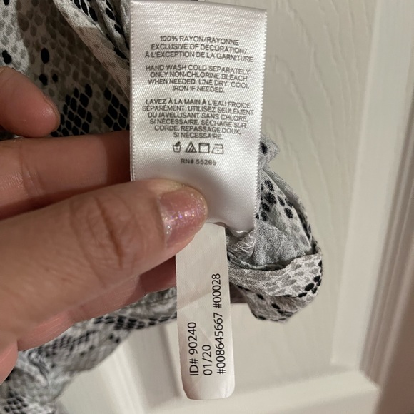 Pre owned - Animal print Black/Grey/white ruffle sleeve, tie at the bottom! - Picture 4 of 4